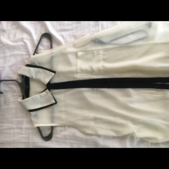 woman’s blouse - Picture 3 of 5